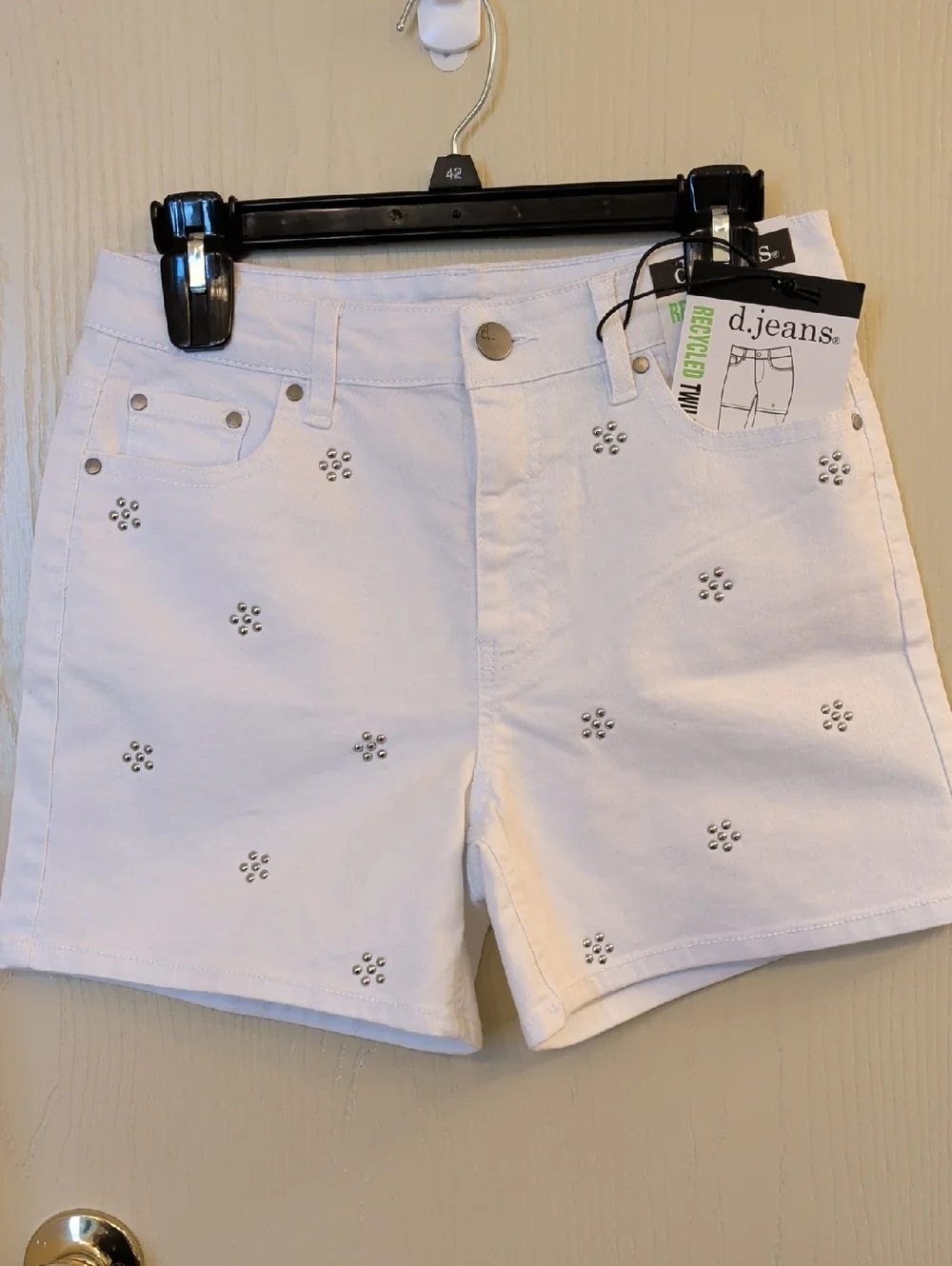 D. Jeans White Studded High Rise Stretch Denim Shorts Women’s 6 NWT